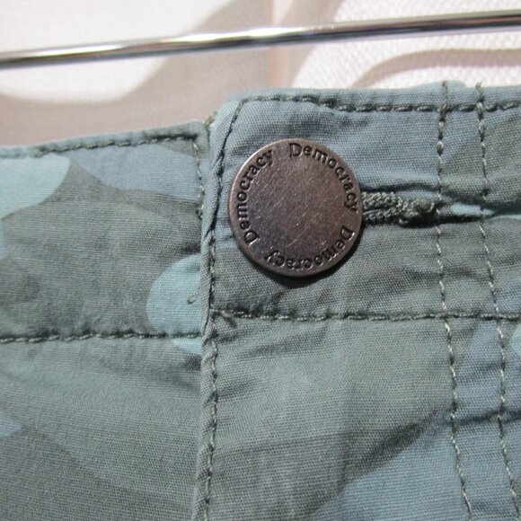 Democracy Women’s Flex-Ellent Camo Crop Pants Size 12 - Picture 6 of 10